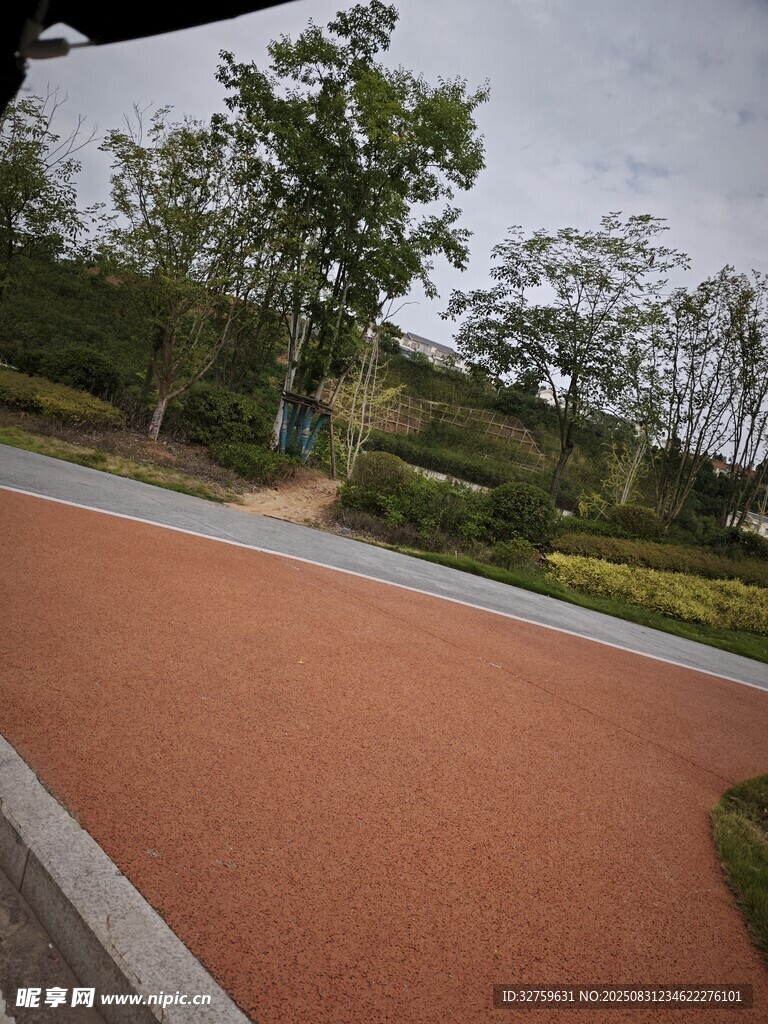 户外红色步道与绿植景观