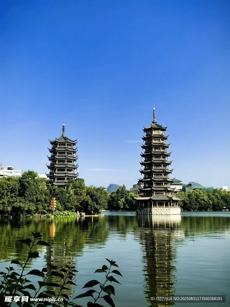 桂林双塔映碧水