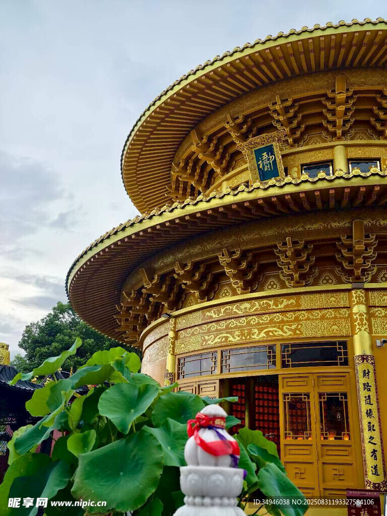 华丽古建前的可爱玩偶