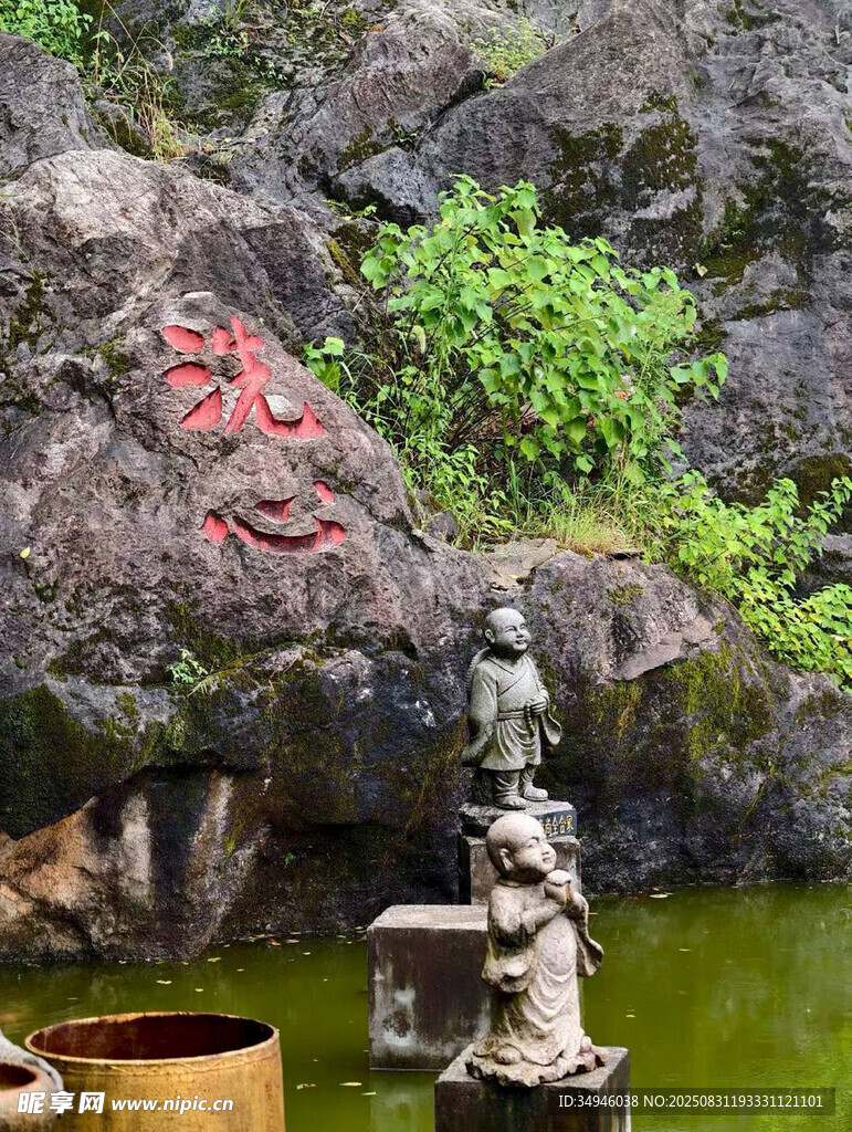 山水间的禅意石像景观