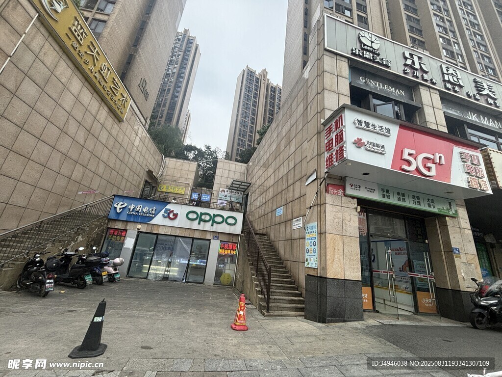 城市街边的商业建筑景观