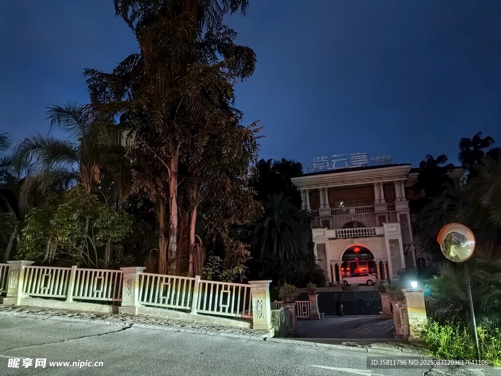 夜晚中的古朴建筑大门