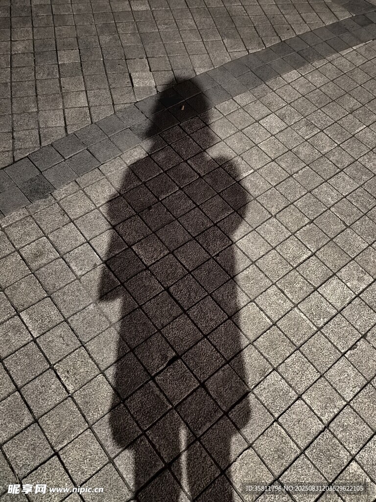 地面上的孤独人物影子
