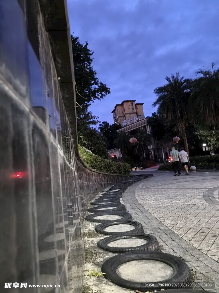 城市街道旁的独特圆形地砖