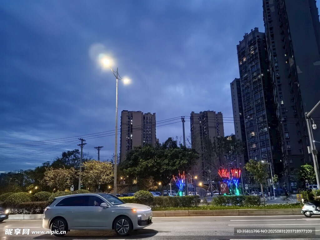 城市黄昏街道夜景画面
