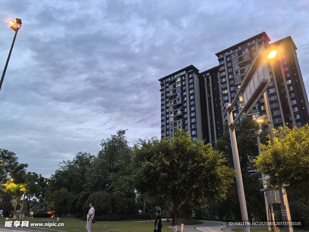 黄昏下的城市高楼与路灯