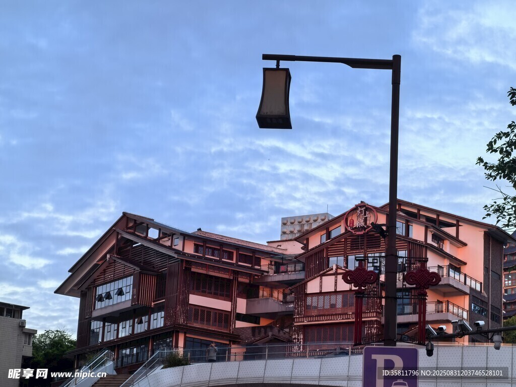 复古建筑旁的路灯
