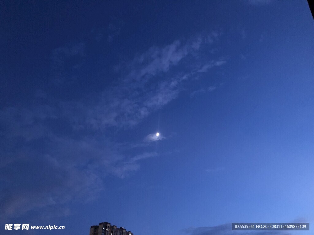 夜空下的月亮与薄云