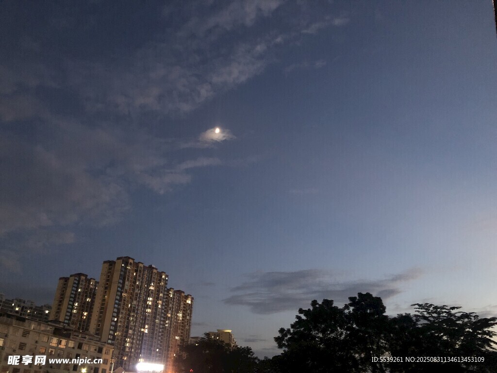 城市夜空下的明月与高楼