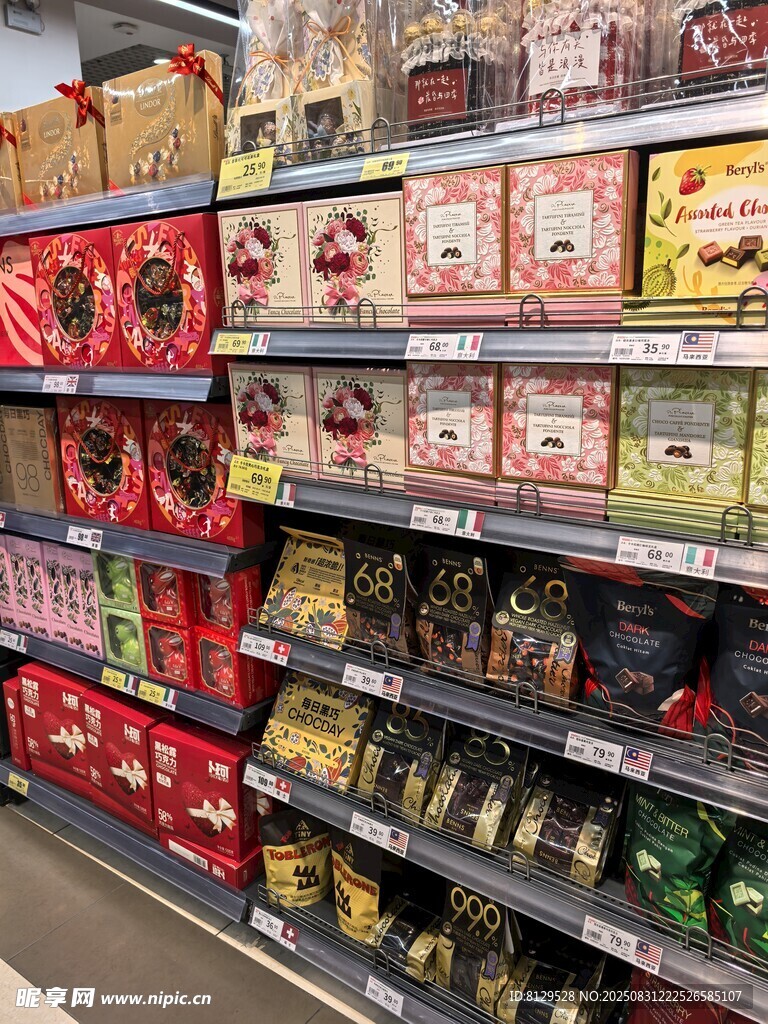 超市货架上琳琅满目的零食