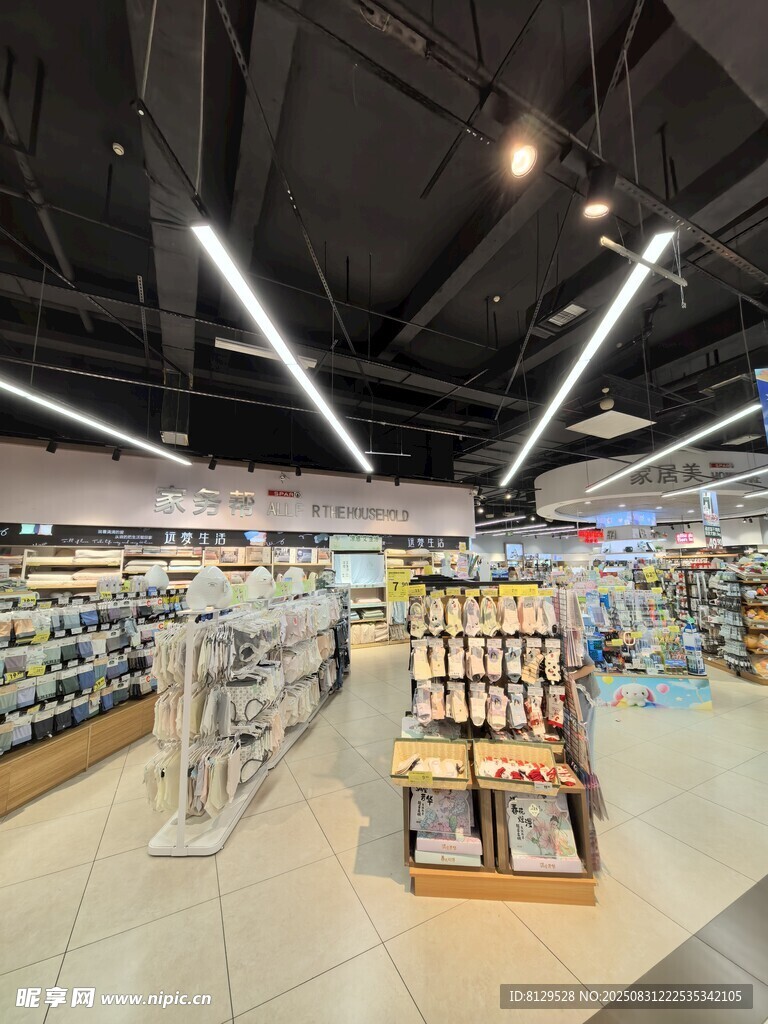 超市内部货品陈列场景