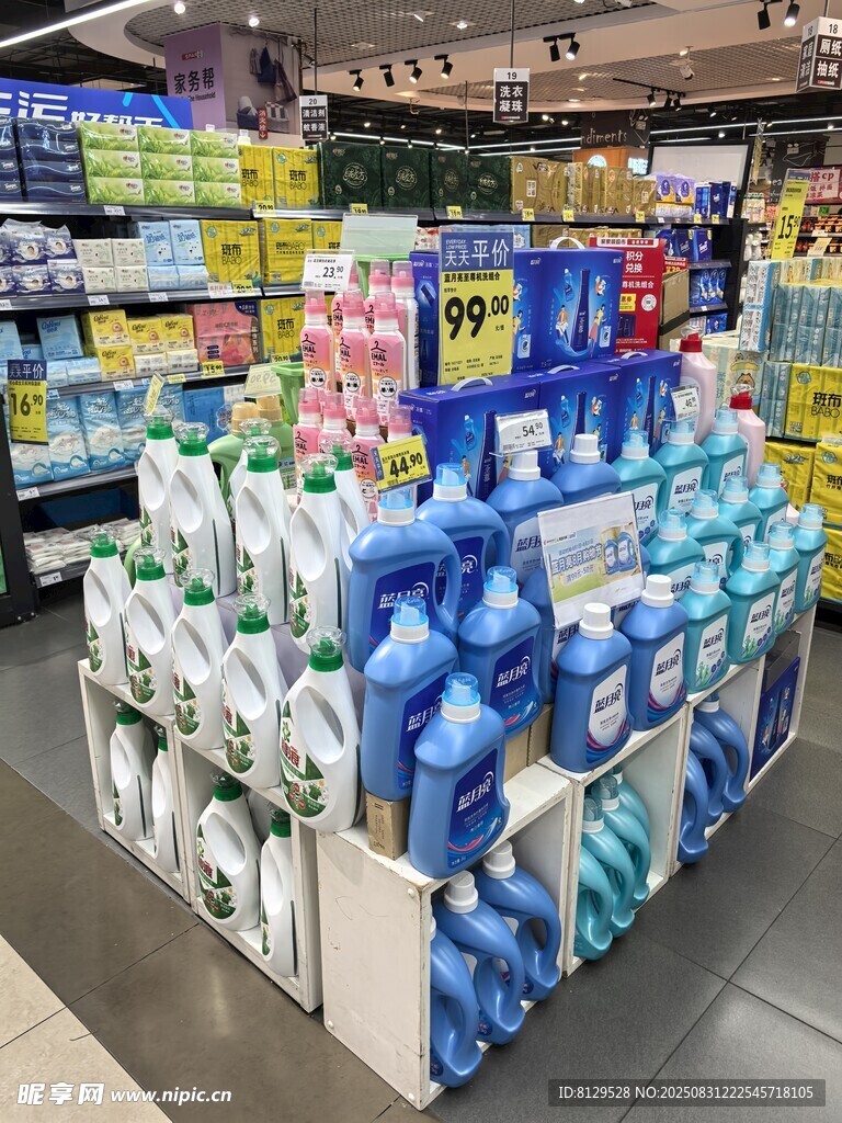超市内的洗护用品陈列区