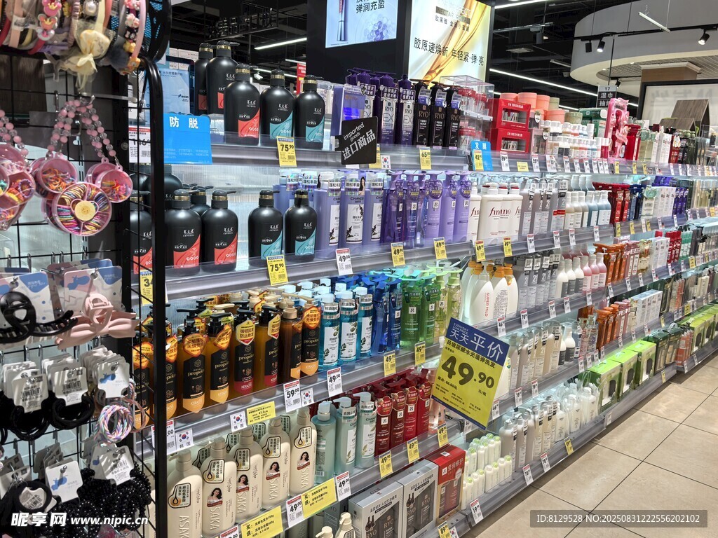 超市货架上的多样日用品