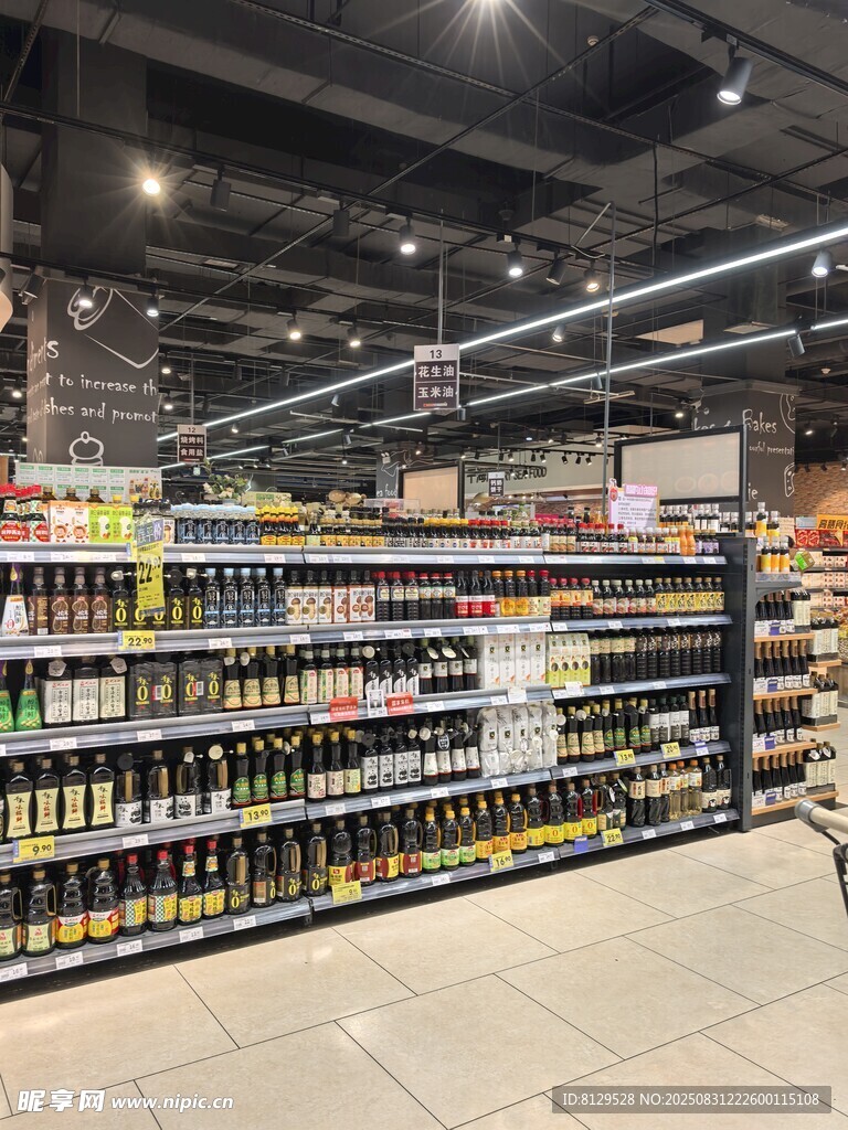 超市内整齐的货架陈列