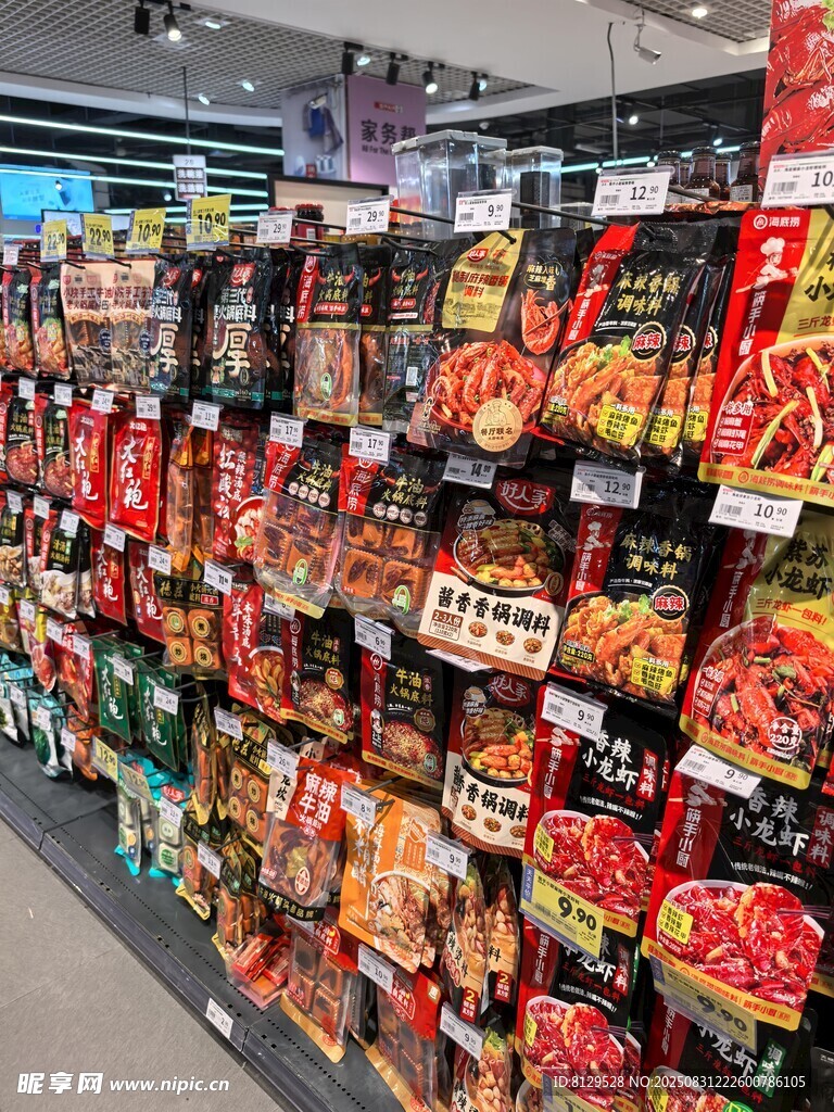 超市货架上琳琅满目的零食