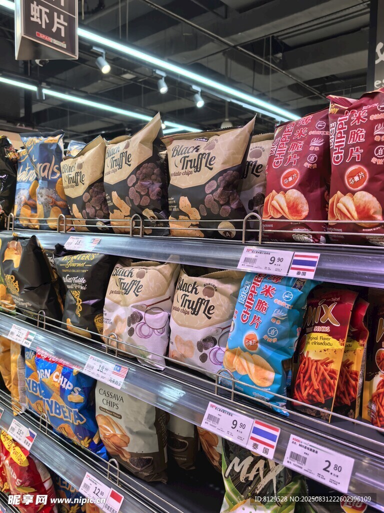 超市货架上琳琅满目的零食
