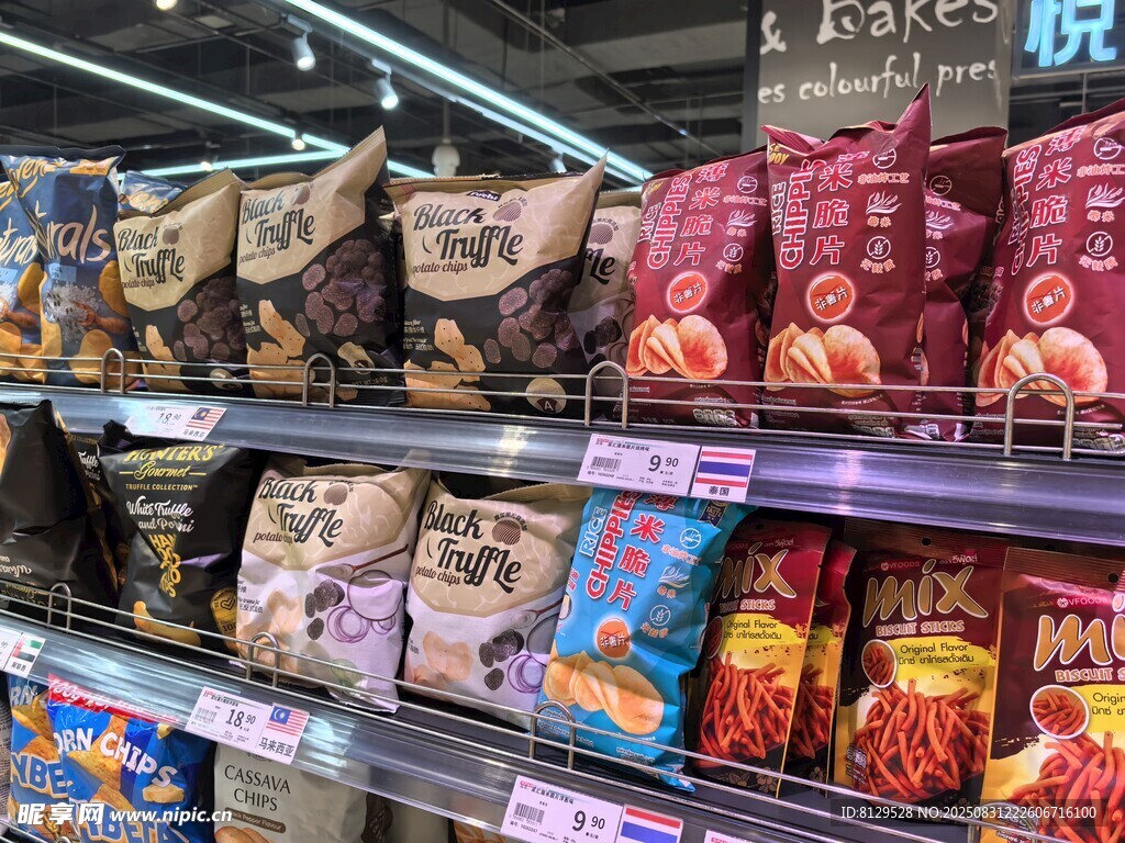 超市货架上琳琅满目的宠物食品
