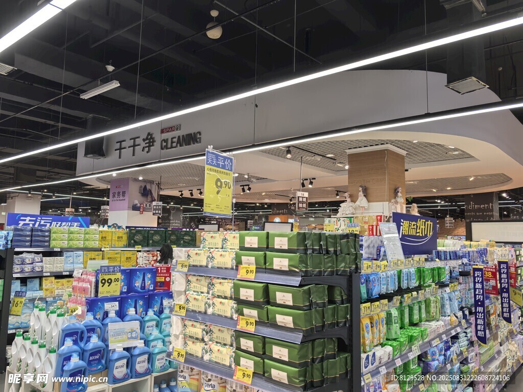 超市内琳琅满目的商品陈列