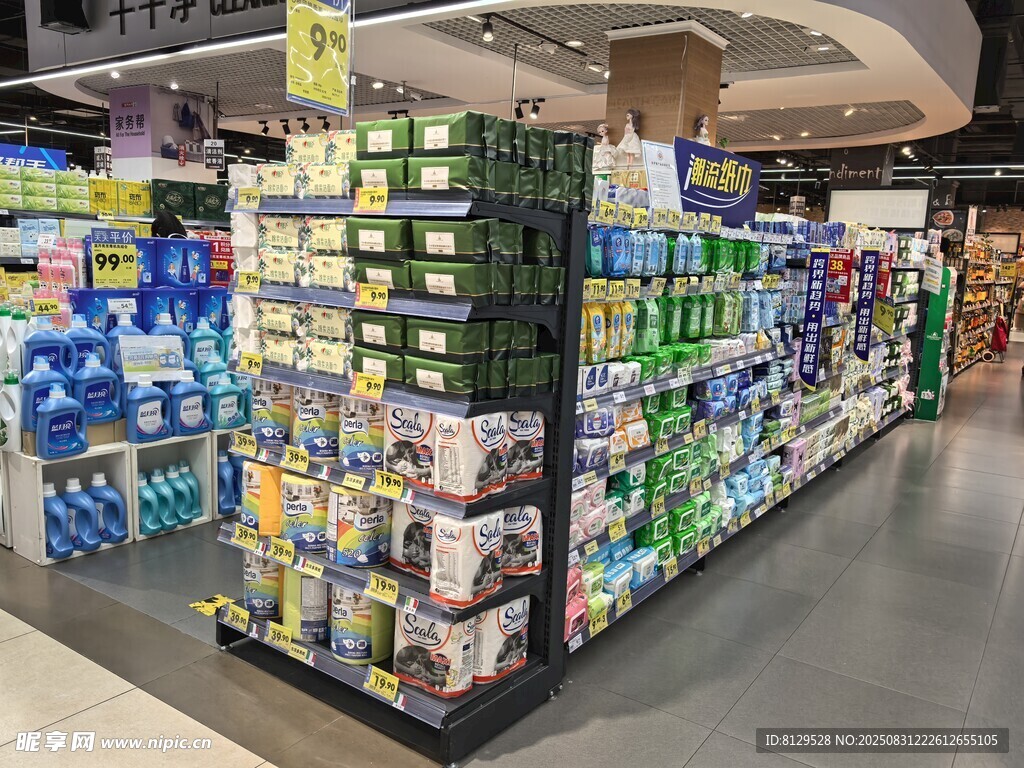 超市货架上的多样商品