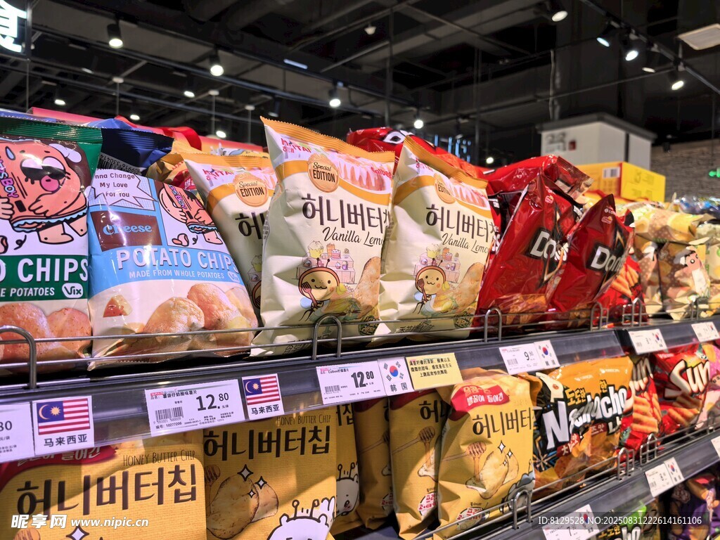 超市货架上的多样零食