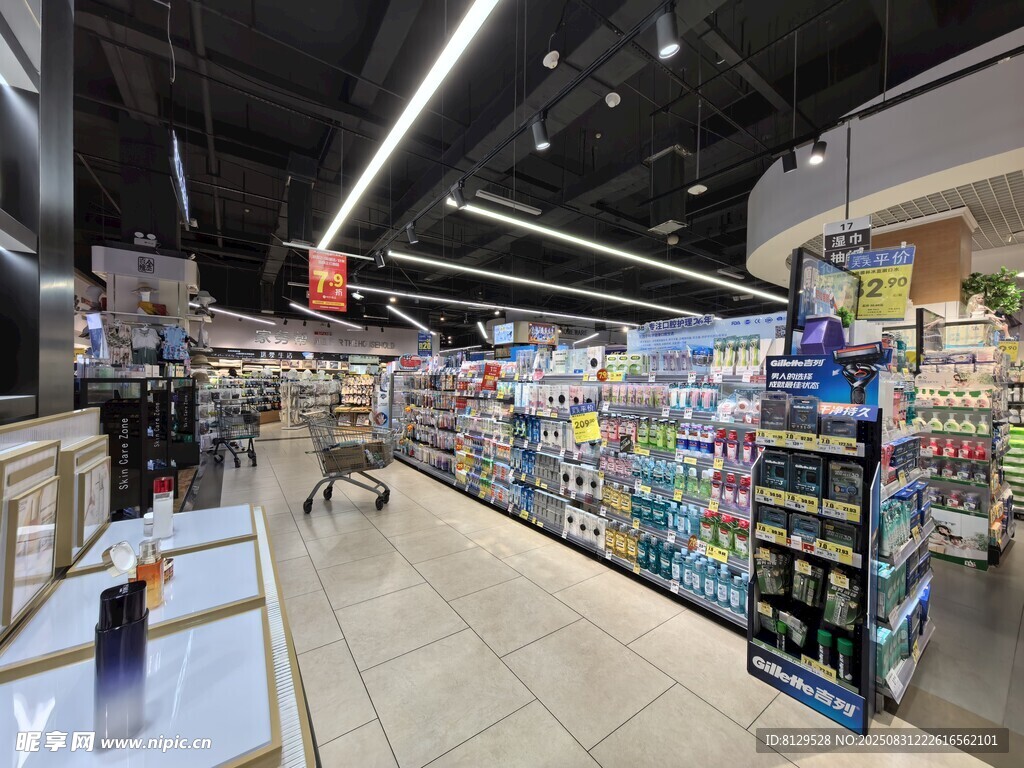 超市内部商品陈列场景