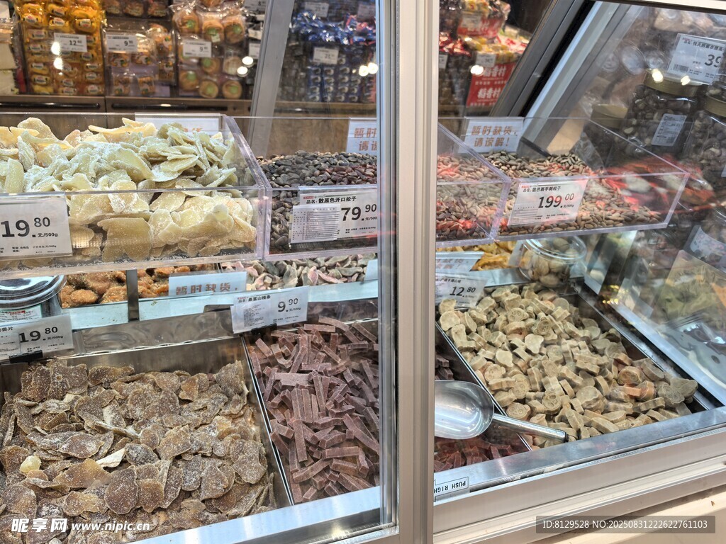 超市熟食冷藏柜内食品陈列