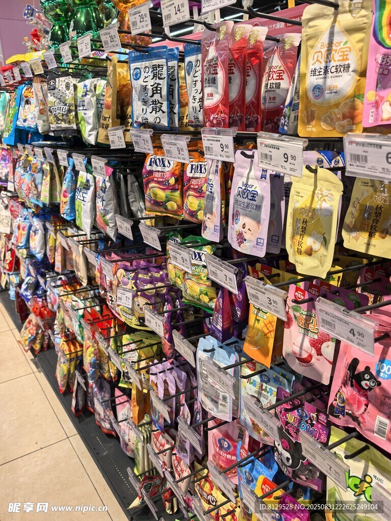琳琅满目的货架商品展示