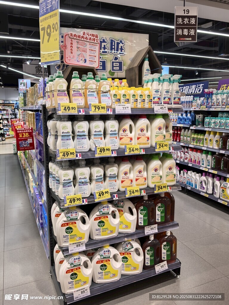 超市货架上的多样商品