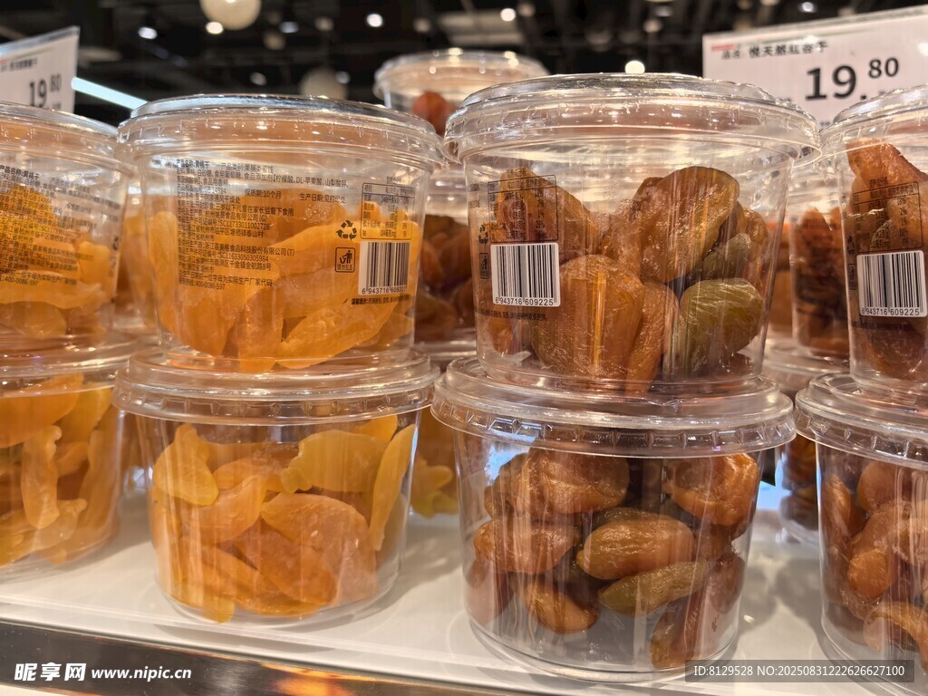 货架上的多样罐装干果