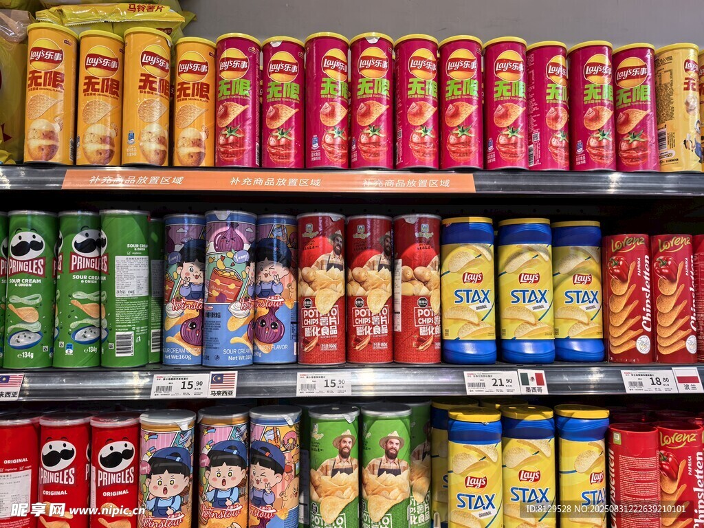 货架上琳琅满目的罐装食品