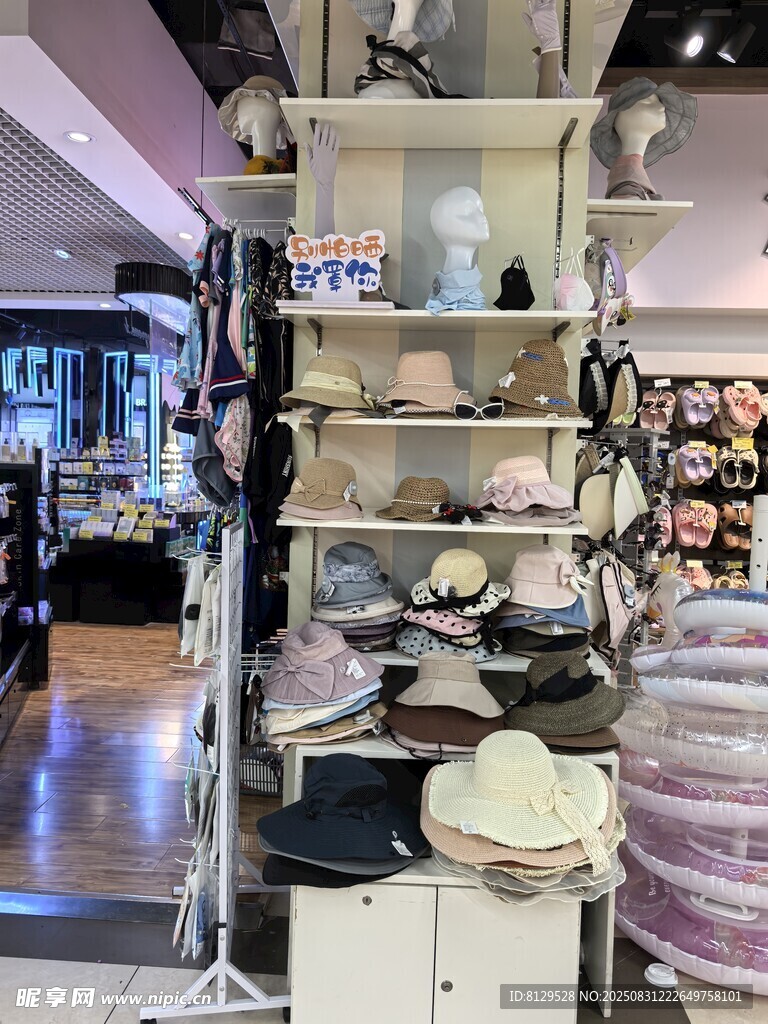 时尚店铺内的精美帽子陈列