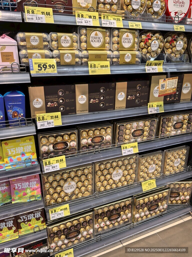 超市货架上的多样商品