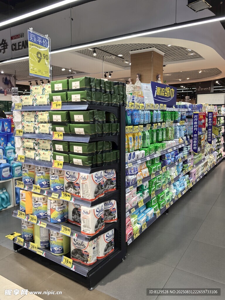 超市货架上琳琅满目的商品