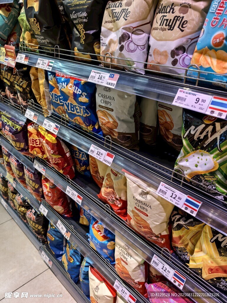 超市货架上琳琅满目的零食