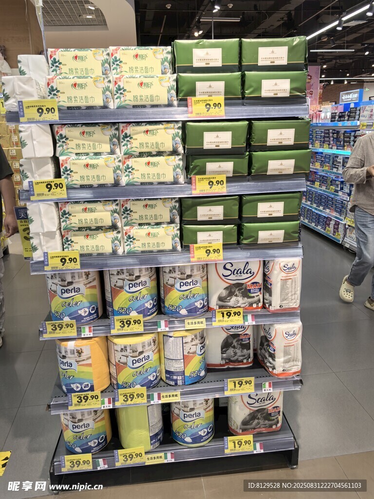 超市货架上的多样商品