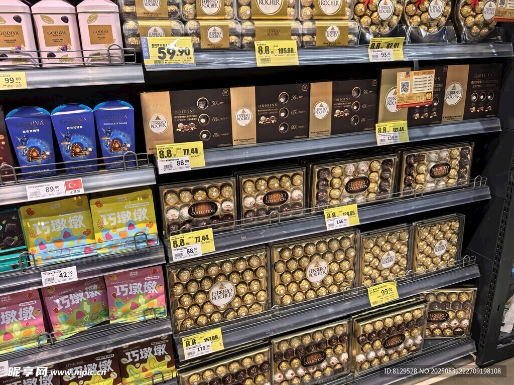 超市货架上琳琅满目的零食
