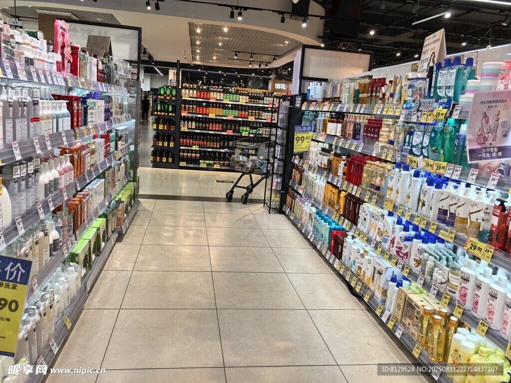 超市内琳琅满目的商品陈列