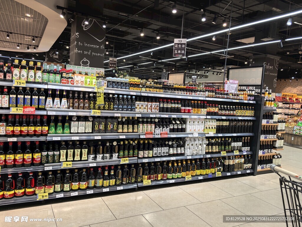 超市货架上琳琅满目的商品