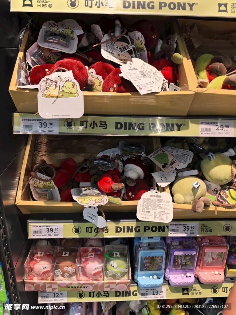 多彩毛绒玩具陈列架