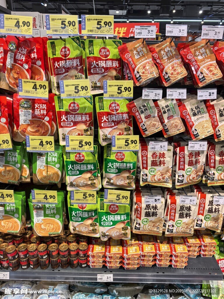 超市货架上琳琅满目的零食
