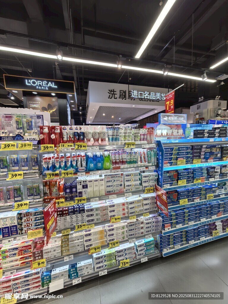 超市货架琳琅满目的商品