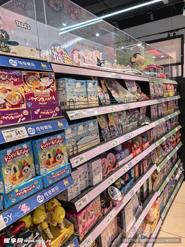 超市货架上琳琅满目的零食