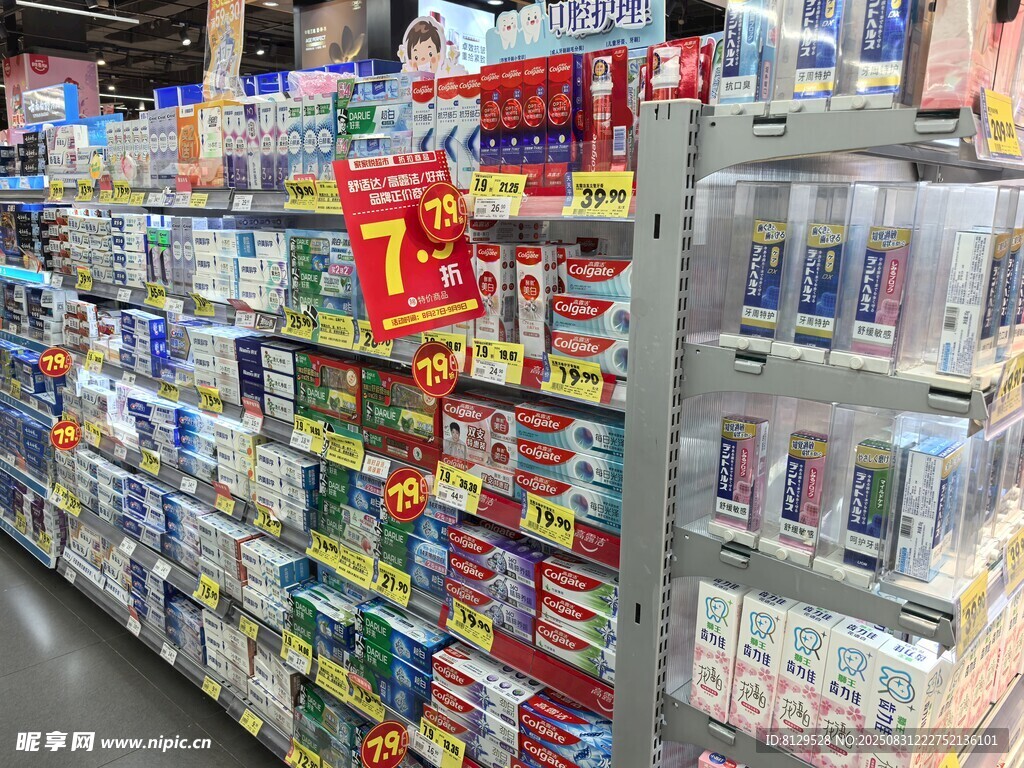 超市货架上的多彩商品