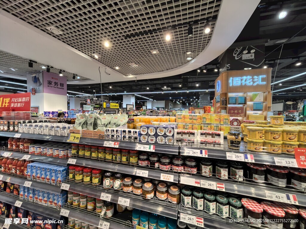 超市内景展示丰富商品