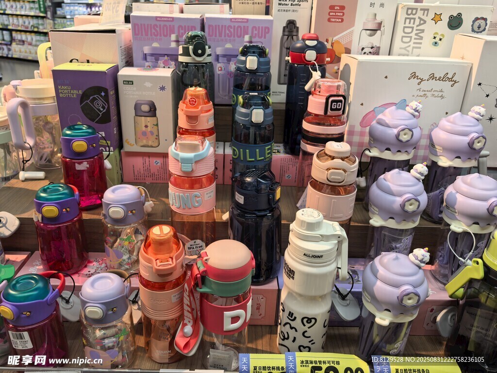 多彩化妆品堆叠展示