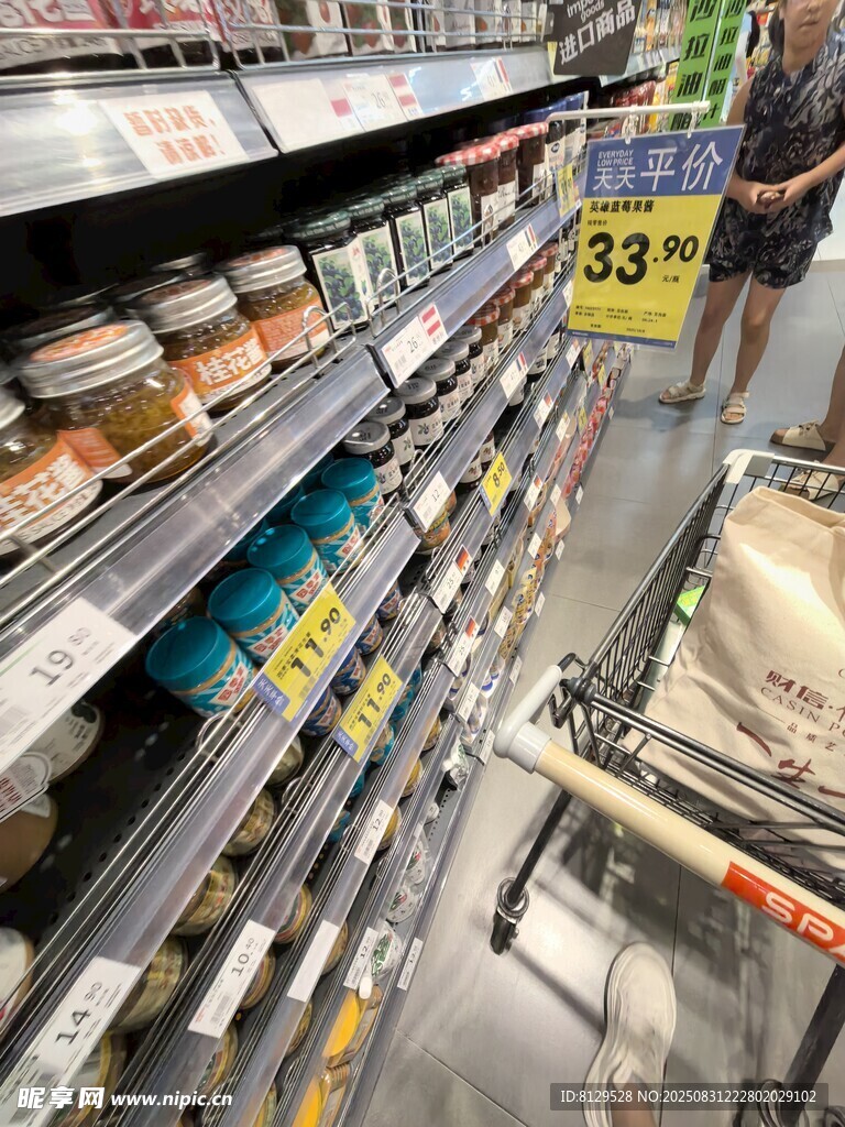 超市货架商品陈列场景