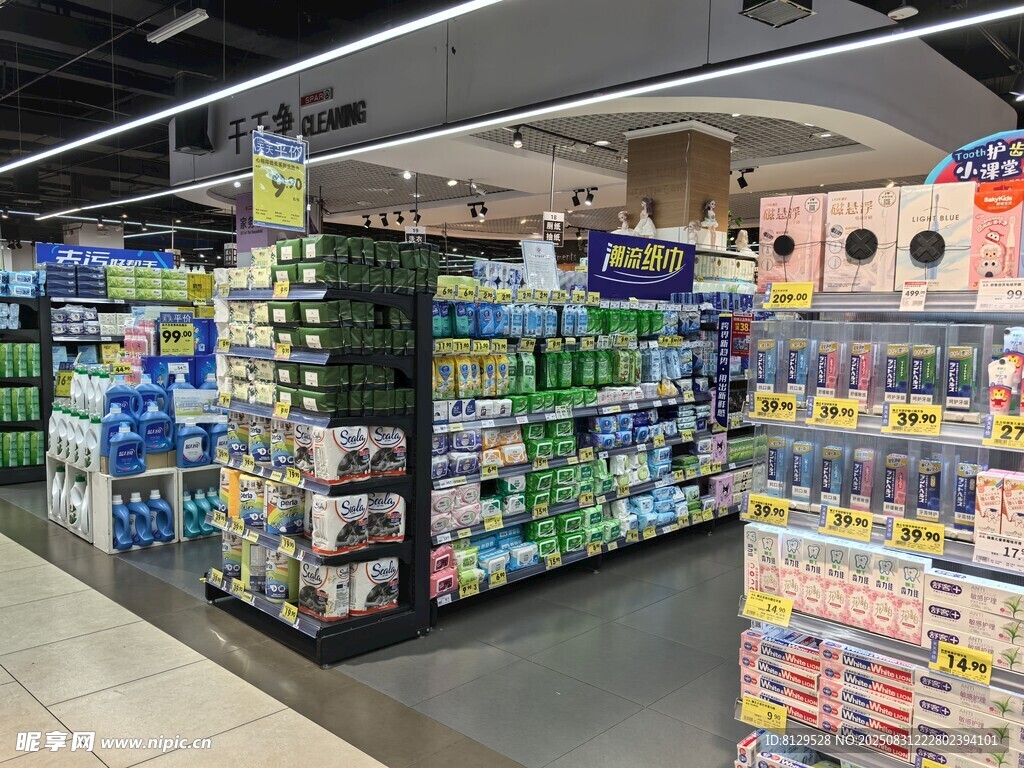 超市内琳琅满目的商品陈列