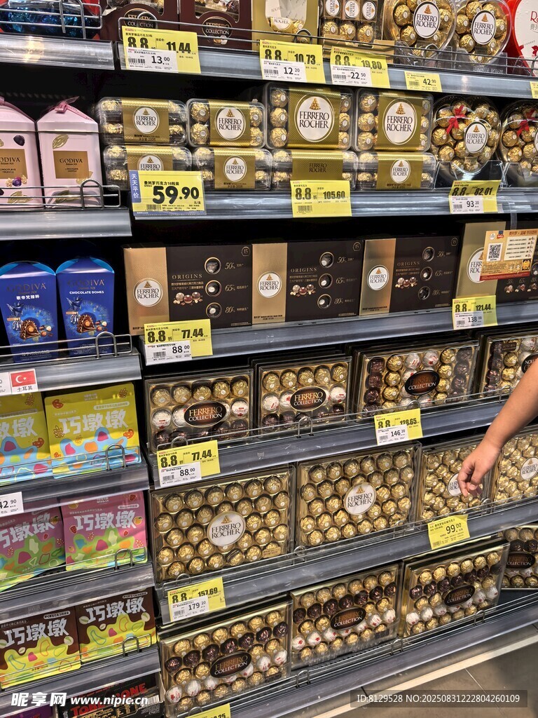 超市货架上的多样商品