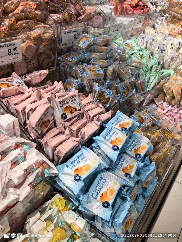 超市丰富多样的零食陈列