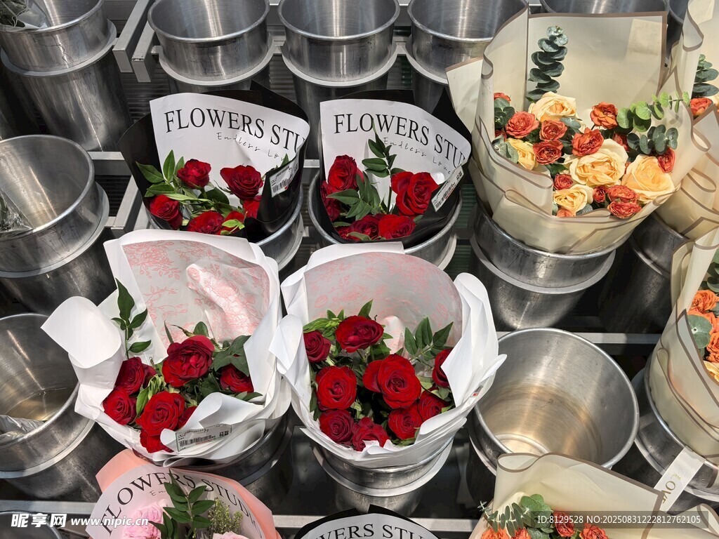 多彩鲜花束绽放浪漫氛围